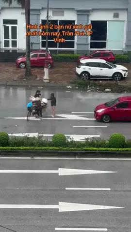 Giữa ngày mưa bão,bắt gặp hình ảnh này của 2 bạn nữ thật xúc động.Ấm áp tình người.#nghean37 #thanhphovinh #muabaomientrung #amaptinhyeuthuong🙆❤ 