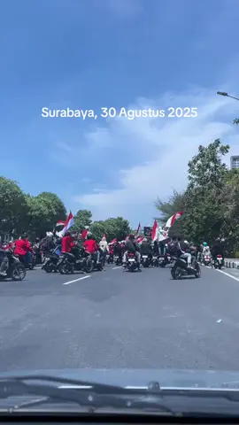 Baru pertama kali ke surabaya langsung disuguhin aksi demo, semangat sehat semuanyaa inget ada yang nunggu kaliah selamat sehat di rumah!!! #demo #surabaya 