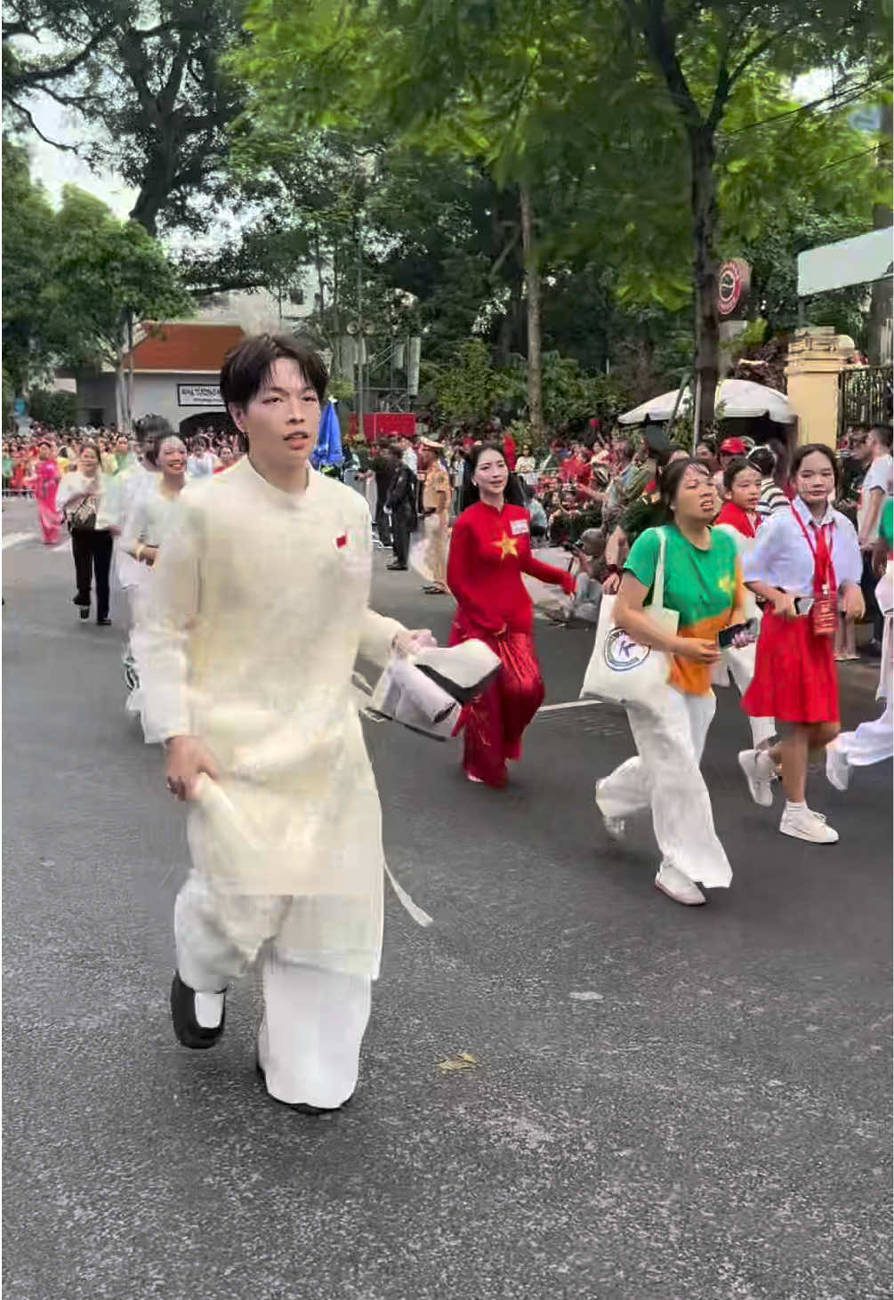 Nghệ sĩ thì cũng phải chạy deadline thuiii 😅🤣🤣  #ducphuc #hoaminzy #dieubinh #vietnam #80namquockhanh 
