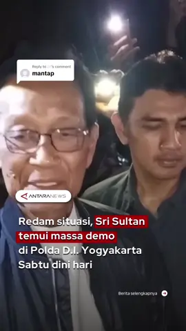Replying to @່່່ Gubernur DIY Sri Sultan Hamengku Buwono X menemui massa demo di halaman Polda D.I. Yogyakata pada Jum’at Malam (29/8). Kedatangannya untuk meredam aksi massa yang sempat panas setelah adanya pembakaran mobil polisi dan Kantor Sentra Pelayanan Kepolisian Terpadu (SPKT). Ia pun menemui para pendemo sekitar pukul 01.00 dini hari, dirinya merasa prihatin dengan apa yang terjadi hingga merenggut nyawa pengemudi ojol. Dirinya juga mengingatkan agar penyampaian aspirasi tidak dilakukan dengan kekerasan. #srisultanhamengkubowono #yogyakarta #gubernurdiy #demojogja #fyp 