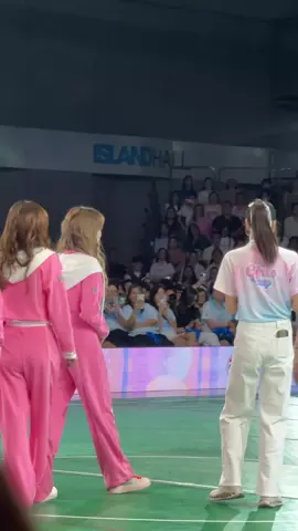 เขาให้จับมือแต่กอดกันเฉย #linglingkwong #ormkornnaphat #lingorm #หลิงออม #CH3GirlsCup2025