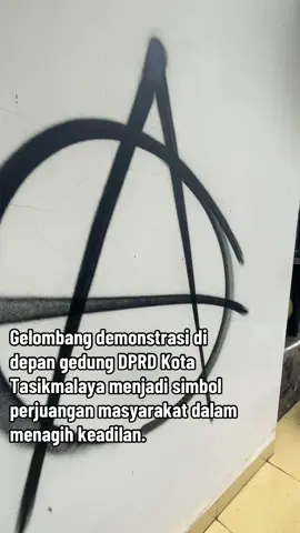 Gelombang demonstrasi di depan gedung DPRD Kota Tasikmalaya menjadi simbol perjuangan masyarakat dalam menagih keadilan. #tasikmalaya #dprdkotatasikmalaya #demotasikmalaya #demo 