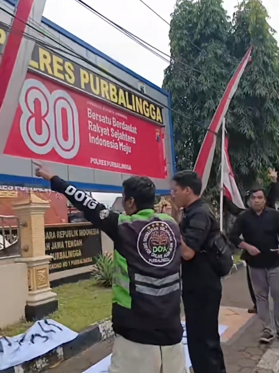 Aksi masa di depan Polres Purbalingga, siang ini.