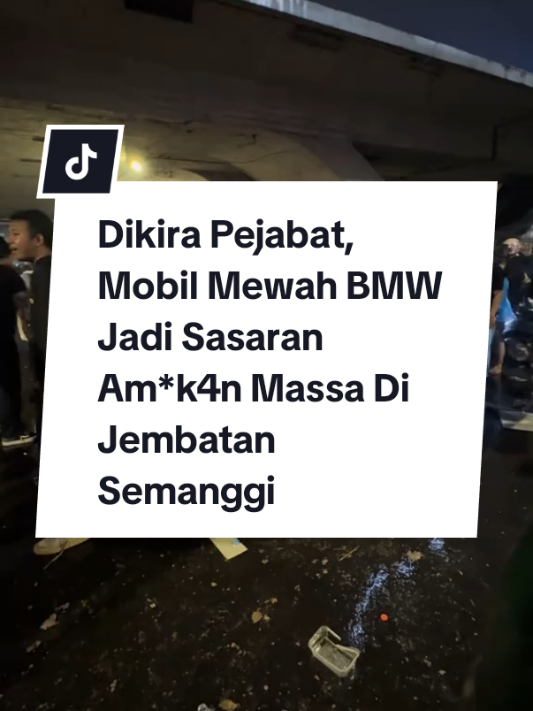 Mobil mewah BMW yang dikendarai seorang sopir menjadi sasaran amuk massa aksi Polda Metro Jaya saat melewati jalan di bawah Jembatan Semanggi, Jakarta, Jumat (29/8/2025) pukul 19.40 WIB. Massa aksi mengira mobil itu milik pejabat. Dari pantauan Republika, tampak kaca mobil rus4k dan pec4h, baik itu dari sisi samping depan dan belakang. Massa pun berkerumun di sekitar mobil sambil berseru-seru. 