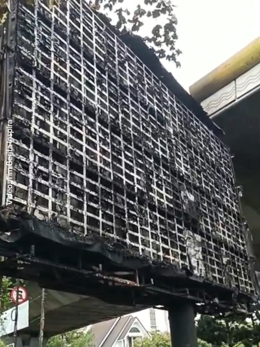 Situasi di kawasan Dago Cikapayang, Sabtu siang (30/8/2025), masih dipenuhi sisa-sisa kerusuhan pasca demo sehari sebelumnya. Empat unit videotron terlihat hangus terbakar usai massa melakukan aksi perusakan pada Jumat (29/8/2025). Kirim Video Sobat: WA : 081299584443/Berita Inspira Email: redaksinews@inspira.tv #beritainspira #bandung #demobandung #videotronterbakar #waktunyainspira 