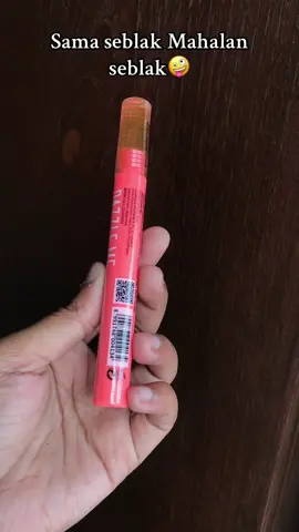 Yang punya masalah bibir pecah,kering bisa banget pake ini guys #lipgloss #dazzlemebeauty #fypシ 
