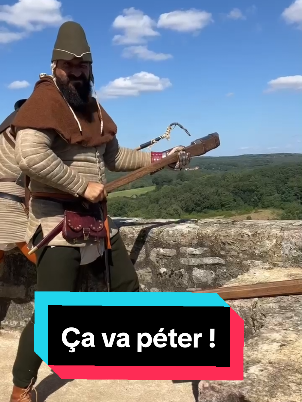 Pète-sec, un trait à poudre qui fait du bruit. Vidéo tournée en 2024 au @Château de Salignac, avec les Obliti Milites et les Emptivus Miles. #medieval #castle #MedievalTikTok #kcd2 #histoire 