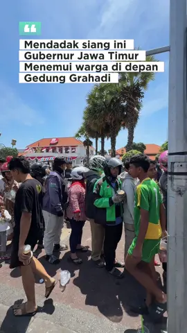Awan iki (30/8/25) moro moro Gubernur Jawa Timur Khofifah Indar Parawansa muncul nemoni warga nang ngarep Grahadi sawise wingi ono aksi demonstrasi, maringunu nang sela sela iku warga dibagikno pisan sembako.