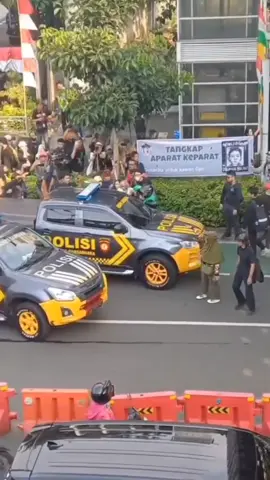 seorang mahasiswa menonjok seorang polisi
