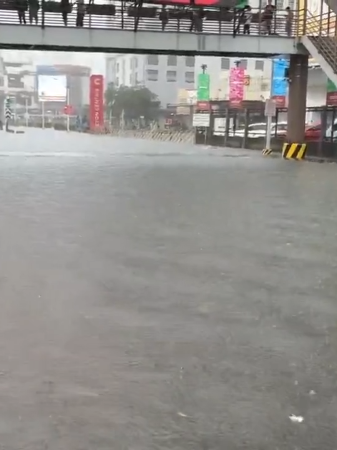 [As of 3:10 pm, Aug. 30, 2025] There are no cars passing along EDSA-Centris due to flooding in the area, following heavy downpour in Quezon City.  Only EDSA Carousel buses are crossing to the flyover. #FloodPatrol | via Paige Javier, ABS-CBN News #abscbnnews #fyp #news #newsph