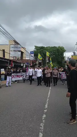 Kapolres dan Wakil Bupati Kebumen ikut mengantar pendemo ke Gedung DPRD Kebumen.  #demo #kebumen  #fyppppppppppppppppppppppp #viral 