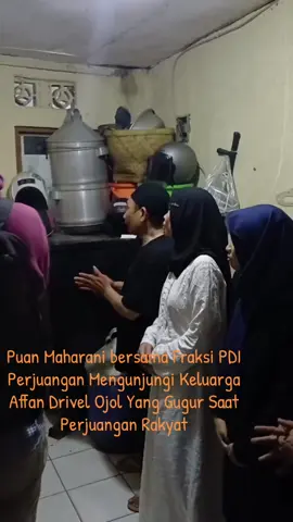 Fraksi PDI Perjuangan mengunjungi keluarga Affan Driver Ojol yang gugur saat perjuangan rakyat.  Fraksi PDI Perjuangan memberi santunan bagi keluarga yang berduka..!!