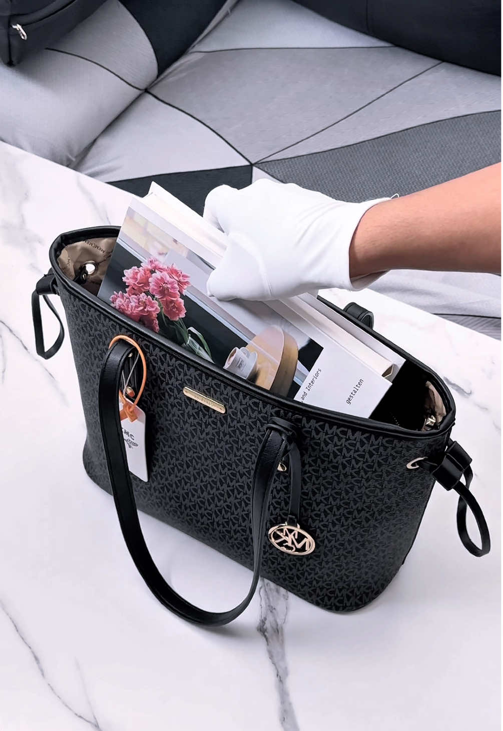 Beauty black bags MKMC. Pengen punya tas cantik dan Elegant milik MKMC? Langsung aja serbu promo gajian sale di keranjang kuning! #fyp #wibgajian #gajiansale #taswanita #tascantik 