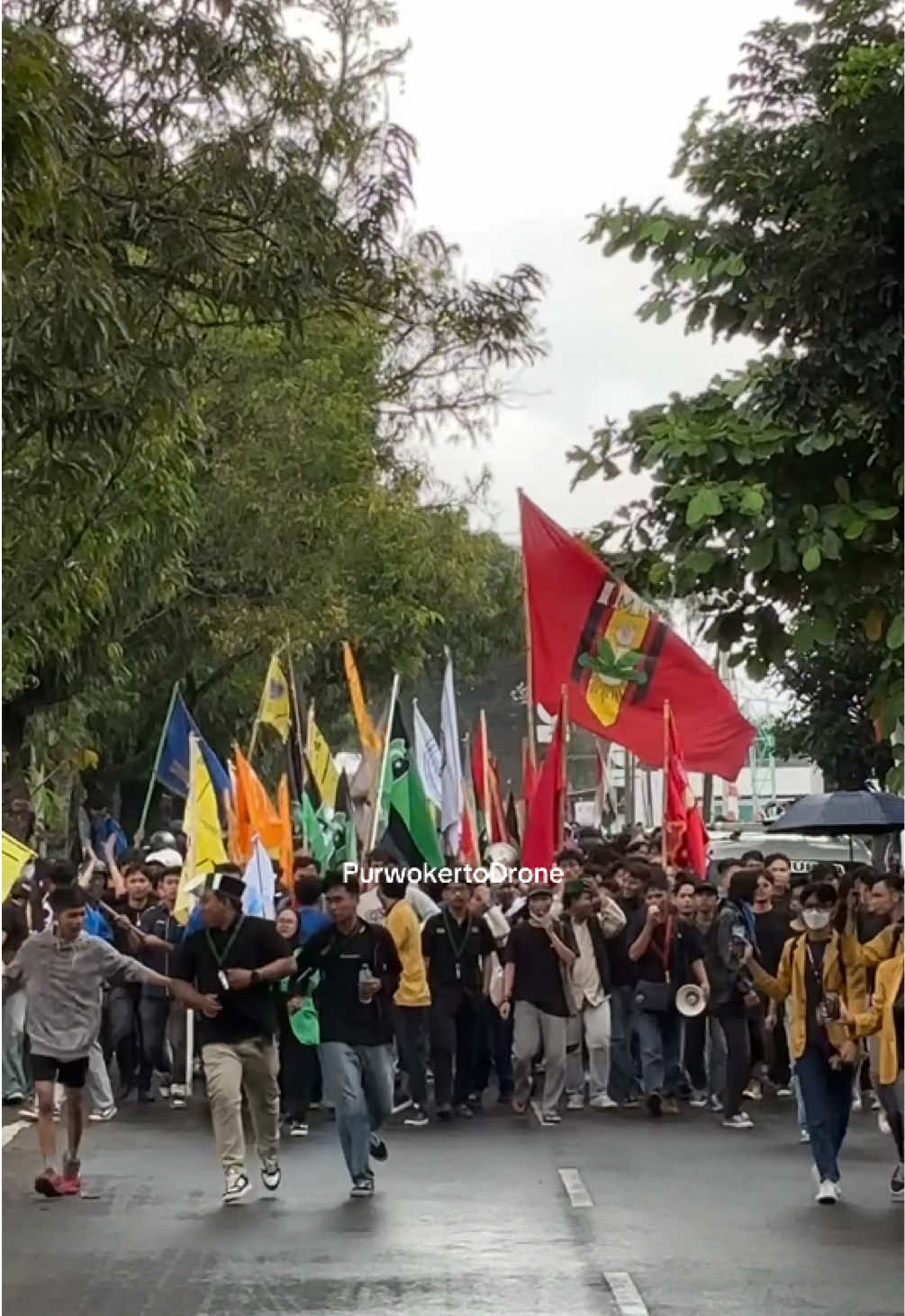 Aksi demontraasi menuju kantor DPRD Banyumas lama  Pantang pulang sebelum ….  #purwokertodrone 