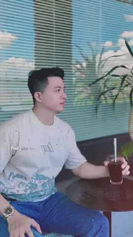 Cho anh xin lau nước mắt trên mi...
