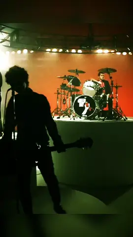 Porque hay pérdidas que marcan para siempre… y cada septiembre nos recuerda lo frágil que es la vida. #GreenDay #WakeMeUpWhenSeptemberEnds #RockConAlma #Melancolía #FrasesQueDuelen 