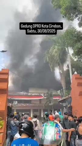 Massa aksi membakar gedung DPRD kota Cirebon ,Jawa barat siang ini Sabtu (30/8/2025) #cirebon #dprd #demo #viral #bubarkandpr 