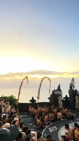 Bali has my heart . #puraluhuruluwatubali #uluwatu #sunset #bali #baliindonesia #tarikecak #pulaudewata #islandofparadise #fyp #viral #balivibes 