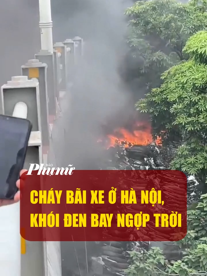CHÁY BÃI XE Ở HÀ NỘI, KHÓI ĐEN BAY NGỢP TRỜI Trưa 30/8, một trận hoả hoạn xảy ra tại bãi ô tô, xe máy ở khu vực chân cầu Vĩnh Tuy (Hà Nội).Theo ghi nhận của nhiều người dân tại hiện trường, khói đen bốc cao, lan rộng.  Lực lượng chức năng cũng đã có mặt nhanh chóng để dập đám cháy. Nguyên nhân vụ cháy đang được điều tra làm rõ. #xuhuong #phunuonline #baophunu #phunu