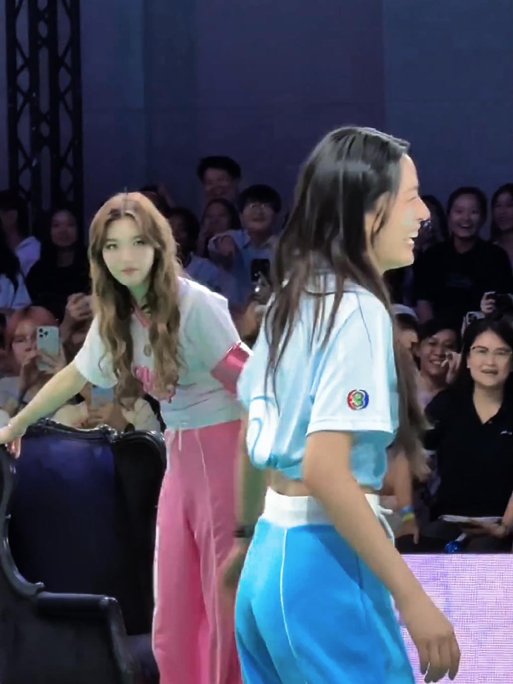 ling lu berani banget pangku pangkuan depan orm😭🤣 siap siap aja nanti tidur di luar🤣🤣 LINGORM CH3 SPORT DAY #CH3GirlsCup2025 #ormkornnaphat #ออมกรณ์นภัส #linglingkwong #หลิงหลิงคอง #lingorm #หลิงออม #girlscup #3Plus 