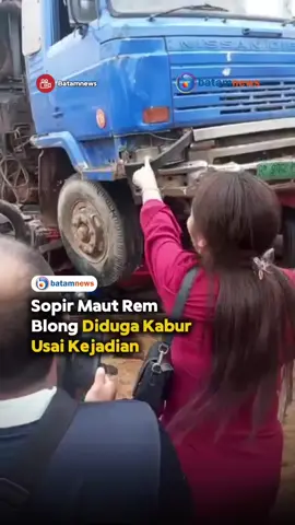 Sopir truk crane diduga kabur usai kecelakaan di simpang lampu merah Tiban Centre, Sekupang, Batam, Sabtu siang. Truk bermuatan besar itu rem blong dan menabrak mobil serta motor, memicu kepanikan warga yang berusaha menolong korban. #batamnews #batamnews 