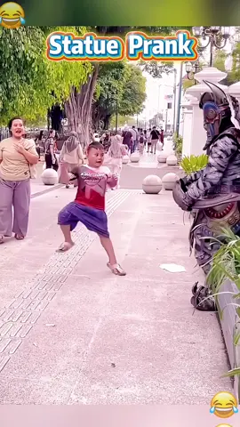 Statue prank🤣🤣 The kid was frightened twice😂😂 #fun #funny #bushman #prank #scaryprank #haha #fyp #foryou #sofunny #scary #statue #bushmanprank