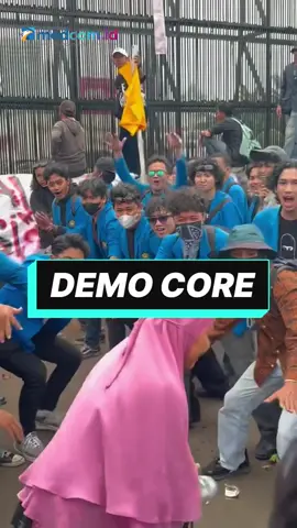 Siapa bilang demo itu selalu tegang? Video ini buktinya! Dari emak-emak yang ikutan 