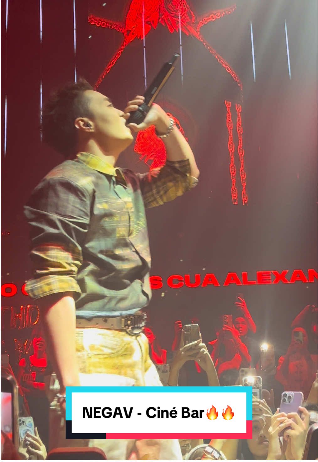 “Bông hoa thay bằng LV, son môi thay bằng Ice (Ice) Ximen cả bộ Cartier, chỉ có hơn thôi, sao bằng ai (ai nà?) Birkin hay là Kelly, anh alo bảo họ ship Không phải thắc mắc đến cả giá tiền, chỉ cần tay em không bị emty”. Cái lời nó sang thì thoai nhé 👉🏻👈🏻💛💙#negav #negavforchange #embesalwayhere #fanmoment #minhanhthoi 