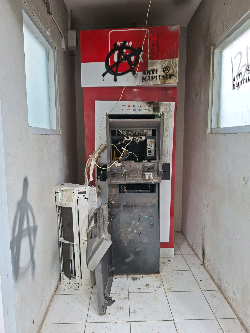 Sabtu (30/8/2025), salah satu atm yang berada tepat didepan Balai Besar Guru Penggerak Prov Jawa Barat tampak mengalami kerusakan cukup parah. Saat ditanya, salah satu petugas yang ada dilokasi mengatakan bahwa kuat dugaan kericuhan demo yang terjadi pada Jumat (29/8/2025) dimanfaatkan oleh oknum untuk membobol mesin atm tersebut. Hingga berita ini diturunkan, belum diketahui bagaimana keadaan uang yang ada didalam mesin atm tersebut. #KitaKelasPekerja #StopPoliceBrutality #berita #Bandung #fyp 