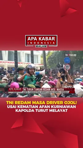 aksi massa driver ojek online di Jalan Keramat Kuitang, Jakarta Pusat, perlahan mereda setelah didatangi tim TNI dari berbagai satuan. Personel TNI dan Marinir mengamankan suasana serta mengajak para driver berdialog. Pagi tadi, Afan Kurniawan, pengemudi ojol yang tewas setelah ditabrak kendaraan taktis Brimob, dimakamkan di TPU Karat Bifak, Jakarta Pusat. Suasana duka menyelimuti keluarga dan ratusan rekan driver hadir memberikan solidaritas dan belasungkawa. Kapolda Metro Jaya, Irjen Pol Asep Edi Suheri, hadir melayat dan menyampaikan permohonan maaf atas insiden ini. Kapolda menegaskan, kasus kematian Afan ditangani profesional dan transparan, dengan tujuh personel Brimob telah ditahan dan diperiksa terkait rantis yang terlibat. 📡 Pantau terus tvOne untuk update informasi terkini. #AfanKurniawan #OjolJakarta #TNI #KapoldaMetroJaya #KeramatKuitang #tvOne #BreakingNews #BeritaTerkini #UpdateTvOne #akitvone #apakabarindonesiatvone