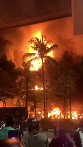 gedung DPR di Makassar dibakar habis oleh para warga kemarin malam...  #demo #dpr #keadilan  #gedungdpr #rakyat 