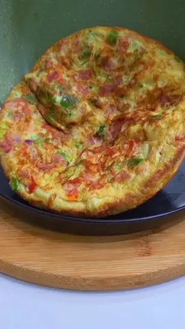 Wapenzi, kufanya diet au kula healthy sio kuteseka, hebu pika hii halafu uone weekend inavyokua nyepesiii. Kupata bidhaa za @farmerschoice_tanzania tembelea supermarkets yoyote iliyo karibu nawe au maduka makubwa ya mangi.  Pan nliyotumia mnaipata kutoka @mamazhuri_kitchenware anatuma popote ulipo kwa uaminifu.  #timelessJoy #TasteOfJoyTZ #FarmersChoiceTZ #RealTasteRealJoy 