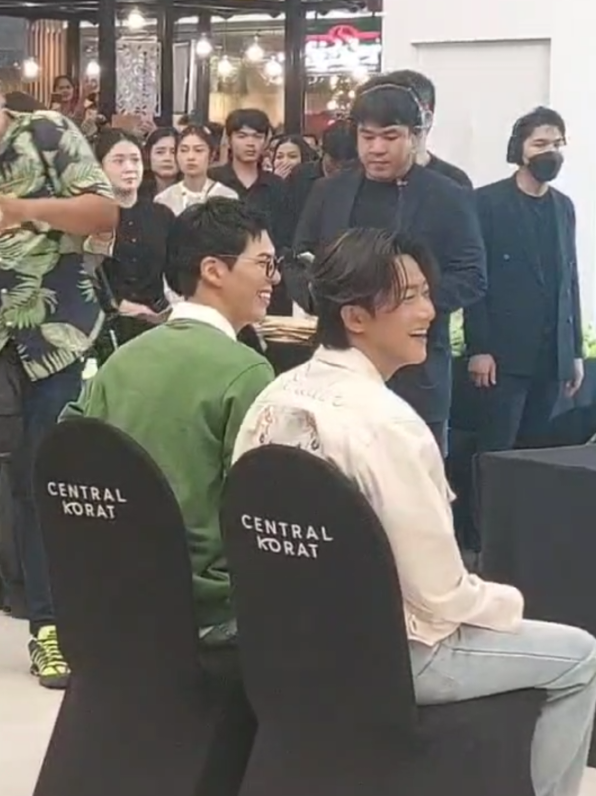 หนุ่มเเว่นกับพี่จ๋า#คัลเเลน #พี่จอง #คัลเเลนพี่จอง #AIS5G #AISxพี่จองคัลเเลน 
