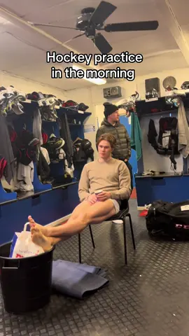 Do you like hockey training in the morning or not? #fypage #hockeypojkar #hockeyboys #hockeyplayer #morning 