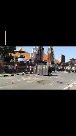 Masa demo di depan Polda Bali ricuh, Polisi dilempari pendemo. #infoamlapura 