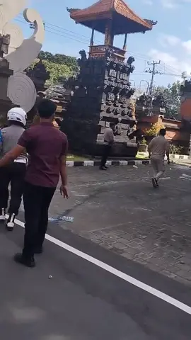 Situasi unjuk rasa di Polda Bali Sabtu 30 Agustus 2025 #unjukrasa #poldabali #ojolviral #unjukrasaojol 