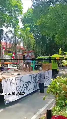 This is what it looks like when thousands of ordinary people take to the streets to challenge a government policy. #peoplepower #protest #indonesia #pati #voiceless #humanrights