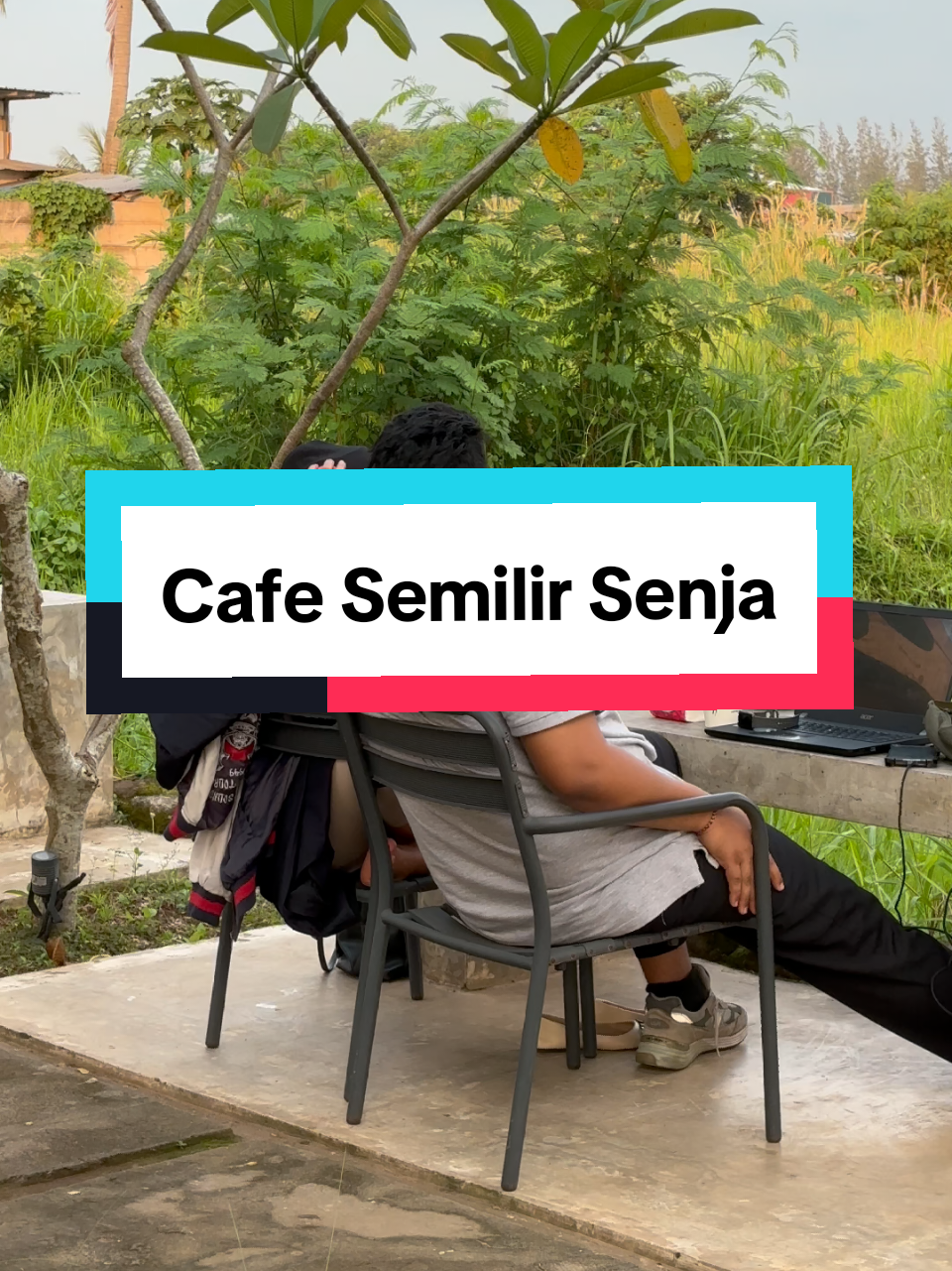 🚨Ada yang baru di Semilir Senja nih! 🚨 🌬️☕ Cafe dengan suasana tenang, cozy, dan penuh cerita ini akhirnya menghadirkan menu minuman spesial: Shappire Cinta. 💙 Bayangin, duduk santai sambil nikmatin suasana hangat di Semilir Senja, ditemani minuman segar yang manisnya pas banget. Dan nggak cuma itu—di sini juga ada kapsul karaoke 🎤 yang bikin nongkrong makin seru bareng temen, pasangan, atau bahkan buat healing sendiri sambil nyanyi sesuka hati. 🎶 Semilir Senja bukan sekadar tempat ngopi, tapi tempat buat nyimpen cerita—cerita tentang tawa, nyanyi bareng, sampai obrolan kecil yang bikin hati hangat. Jadi, tunggu apa lagi? Yuk, cobain Shappire Cinta sekarang juga. Karena di setiap tegukan, ada rasa manis yang nggak cuma bikin seger, tapi juga bikin jatuh cinta 💙✨ #SemilirSenja #ShappireCinta #MenuBaru #CafeHits #NgopiAsik   By: Salwa Nur Cahyati 📌 Simak update selengkapnya hanya di Kabar Banten!