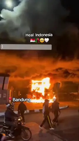 negri yg sangat indah kini menjadi lautan api 🥲 miris kenapa harus sampai seperti ini dulu baru pemerintah merespon 💔 #demoDPR #bubarkandpr #demoviral #demoojol #demoojol 