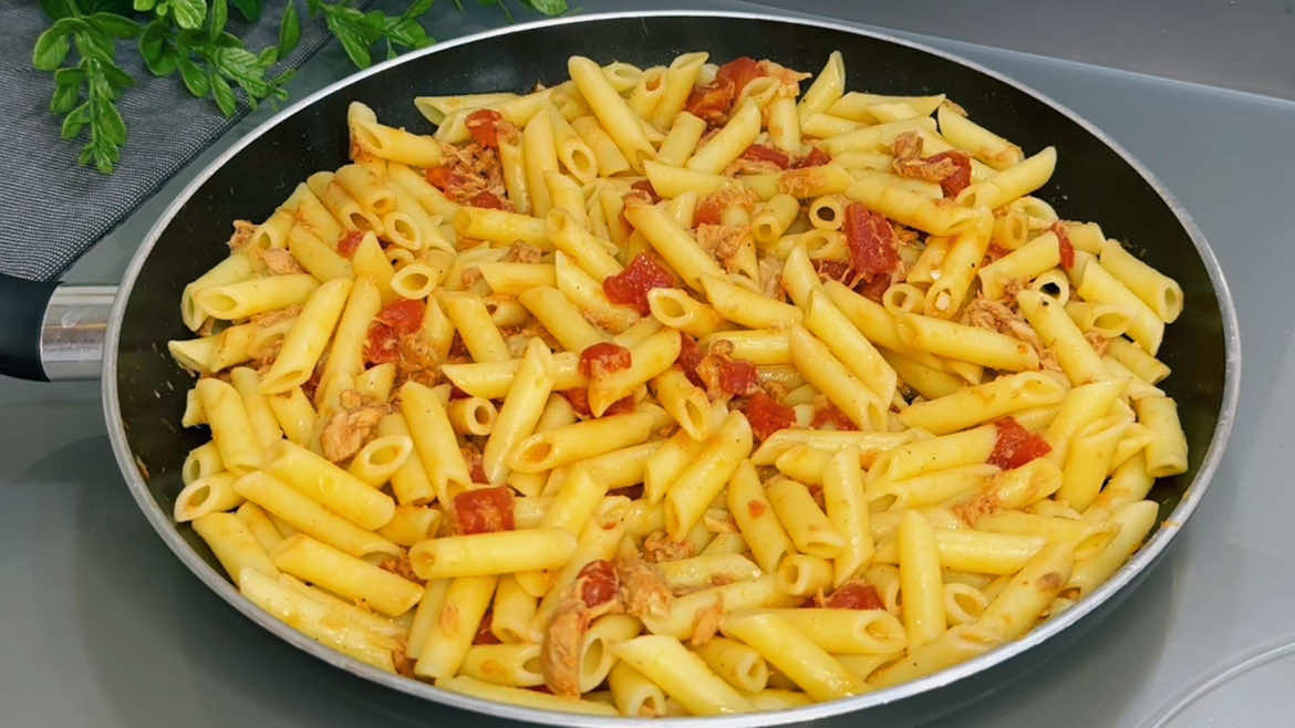 Tuna Tomato Pasta in 10-min!#pasta #pastarecipe #food #dinner #kochzeit #EasyRecipe Ingredients: 200 g pasta 120 g canned tuna 1 garlic clove 200 ml canned tomatoes 50 ml pasta water Olive oil Salt Pepper Parmesan Enjoy your meal!