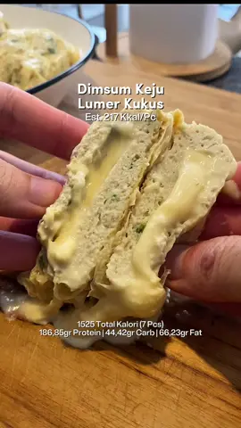 Kulit tahu gak pernah gagal kalau udah bikin yang pake kukusan, enak banget lagi 🤤🤤 gak perlu pake tambahan tepung atau minyak, masih bisa rasain dimsum isi keju gendut begini. Lebih tinggi protein pula, gas langsung aja kalian bikin deh! Anw kalau aku PO makanan sehat seperti ini kira-kira ada yang mau ga ya? pengen tau dulu aja sih 😆 Bahan Adonan : 450gr Dada Ayam Fillet 5 siung Bawang Merah 4 siung Bawang Putih 20gr Daun Bawang 1 sdm Saus Tiram 1 sdt Kaldu Bubuk 1/2 sdt Garam 1/2 sdt Lada Bubuk Bahan Lain : 25gr Kulit Tahu #dimsumkukus #kulittahu #serunyakuliner #menudiet #rendahkalori    