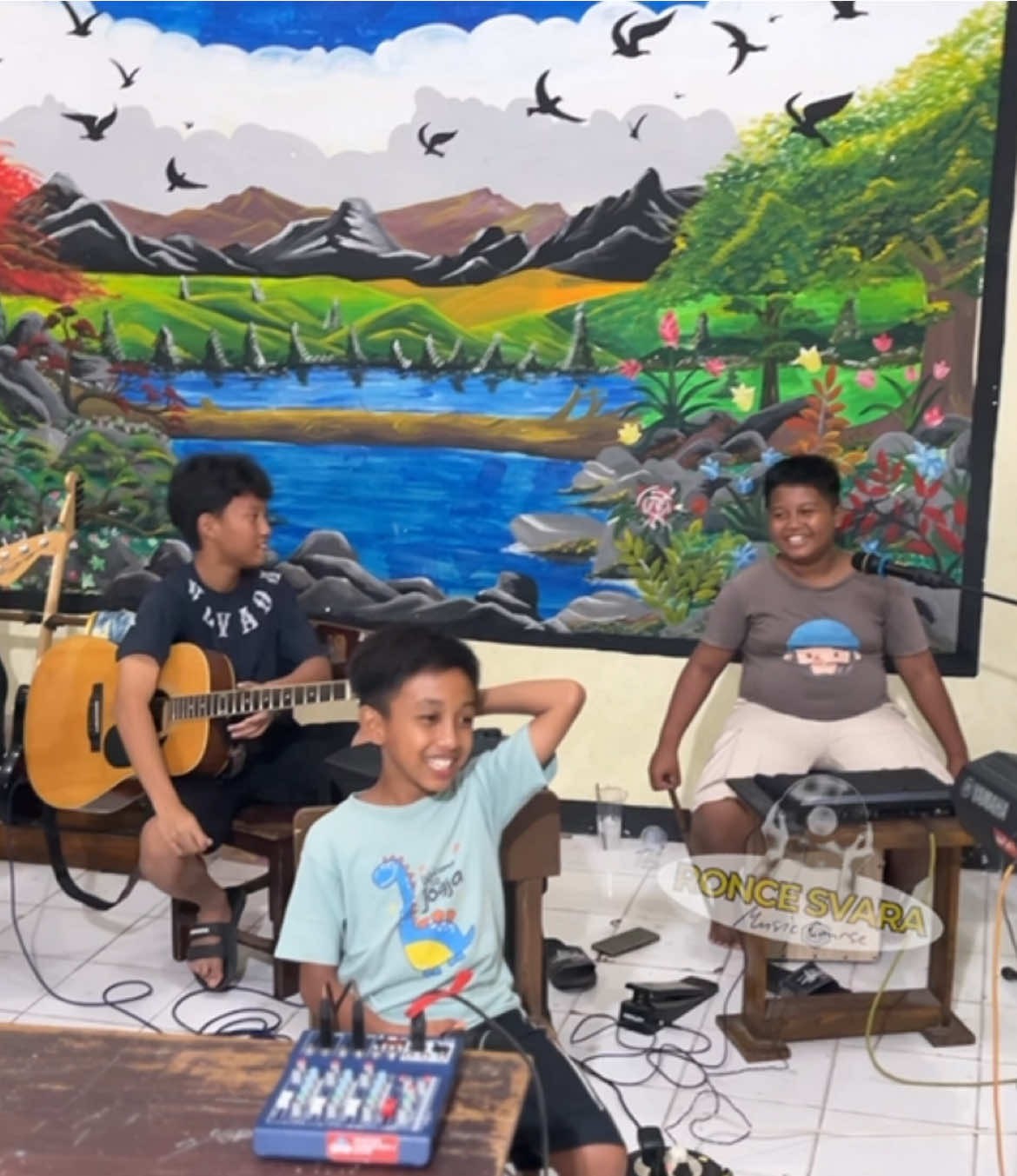 Permintaan nak kanak RSUD, dengerin sampai akhir ya kawanc. Yg ini versiii agak lain😝😂🤪 Oiya info juga, akunnya tiktok SDN Betet 3. Hilang lenyap. 🥹Nanti kalo ada yg baru mohon bantu di follow ya😍 #reggaesejakusuadini #sdnbetet3 #untukperempuanyangsedangdalampelukan #payungteduh #fyp 