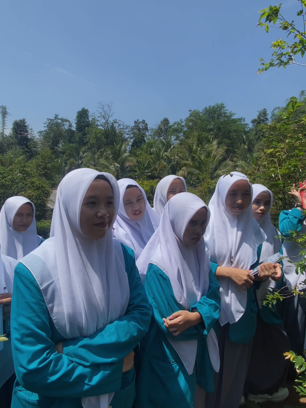 Kunjungan Edukasi MA Ma’arif Al Ghozali Kumbung  Alhamdulillah, pada kesempatan kali ini siswa-siswi MA Ma’arif Al Ghozali Kumbung melaksanakan kunjungan edukasi ke Agrowisata Anggur Brazil Gentar. Kegiatan ini merupakan bagian dari pembelajaran mata pelajaran yang bertujuan untuk melakukan observasi langsung terhadap pertumbuhan dan perkembangan tanaman anggur Brazil. Mendapat kesempatan istimewa untuk belajar langsung bersama Kang Deden, selaku owner Anggur Brazil Gentar. Dalam kunjungan ini, siswa-siswi mempelajari berbagai hal penting seputar budidaya anggur Brazil, mulai dari cara penyemaian, pemupukan, perawatan hingga proses produksi buah. Tidak hanya itu, peserta juga dikenalkan dengan teknik okulasi, stek, dan sambung pucuk, yang merupakan keterampilan penting dalam pengembangan tanaman. Sebagai penutup kegiatan, siswa-siswi diajak menikmati segar dan nikmatnya jus anggur Brazil, sekaligus merasakan pengalaman memanen langsung buah anggur Brazil dari kebun.