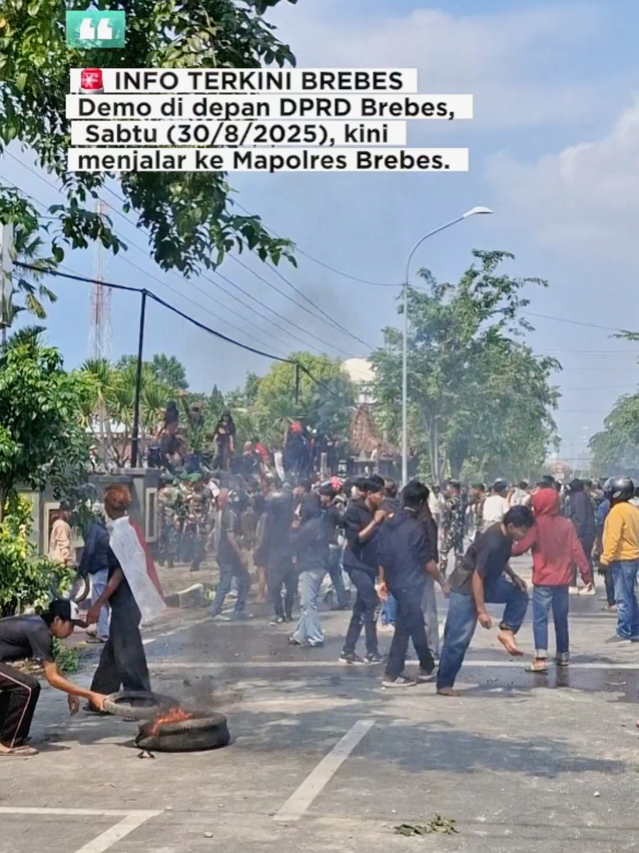 🚨 INFO TERKINI BREBES Demo di depan DPRD Brebes, Sabtu (30/8/2025), kini menjalar ke Mapolres Brebes. Ya Allah Lindungi Brebesku Tercinta.... #Brebes #DemoBrebes #InfoTerkini #BreakingNews