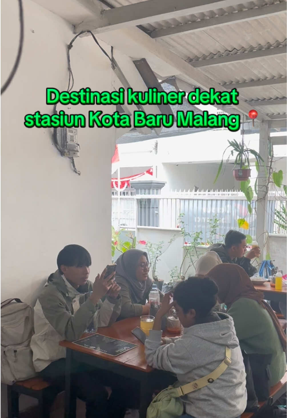 Buat siapapun yang baru dateng di Malang , dari stasiun Kota Baru Malang kalian bisa langsung njujug ke Dapur Ibu Ima 📍Gado-Gado signature Malang … Ayam Laos meresap sampai ke arwah … Tahu campur khas Malang ❤️❤️❤️ Cuma 5 menit dari stasiun loh