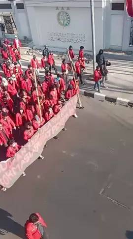 unhas makassar  turun kejalan