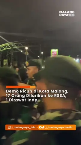 MALANG – Ker1c*h4n aksi demo di depan Polresta Malang Kota, Jumat (29/8/2025) malam hingga Sabtu (30/8/2025) dini hari, mengakibatkan 17 orang dilarikan ke IGD Rumah Sakit Saiful Anwar (RSSA) Malang. Kabaghumas RSSA, Donny Iryan Vebry Prasetyo, menyebut hingga Sabtu pagi hanya tersisa dua pasien: satu masih observasi di IGD dan satu lainnya dirawat inap. Ia tidak merinci identitas para pasien. Donny juga membenarkan g4s 41r m4t4 sempat masuk ke area rumah sakit saat aparat membubarkan massa, namun memastikan tidak ada pasien yang terdampak maupun kerusakan fasilitas. Ker1c*h4n bermula setelah massa aksi terdiri dari ojol, mahasiswa, dan warga menggelar doa bersama di Alun-Alun Merdeka untuk mendiang Affan Kurniawan (21), driver ojol yang tew4s dalam aksi demo di Jakarta. Aksi yang awalnya kondusif berubah ricuh sejak pukul 22.00 WIB, ditandai pelemparan batu, pembakaran baliho, hingga vandalisme di Mako Polresta. Brimob kemudian dikerahkan sekitar pukul 22.30 WIB dengan temb4k*n g4s 41r mata untuk membubarkan massa hingga ke kawasan RSSA dan Kayutangan. Bentr*k4n baru mereda sekitar pukul 01.20 WIB, sebelum massa memb4k*r sejumlah pos polisi hingga menjelang Subuh. Laporan: Kontributor Malang Raya Media I Sabtu, 30 Agustus 2025