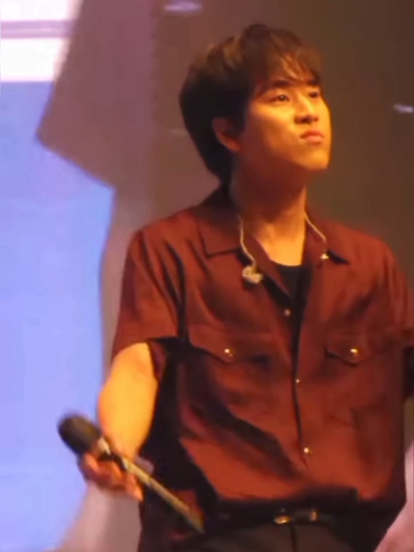 kak mujin's 3 stages of anger 🥶 but regardless his perfectionist soul on stage, dia nih tergolong masih lembut sih negur staffnya. sefrustasi apapun tetep manner yang utama. rispek 🫡 🔗080625 MyK FESTA (ctto yt: leemujjing) #LEEMUJIN #이무진 