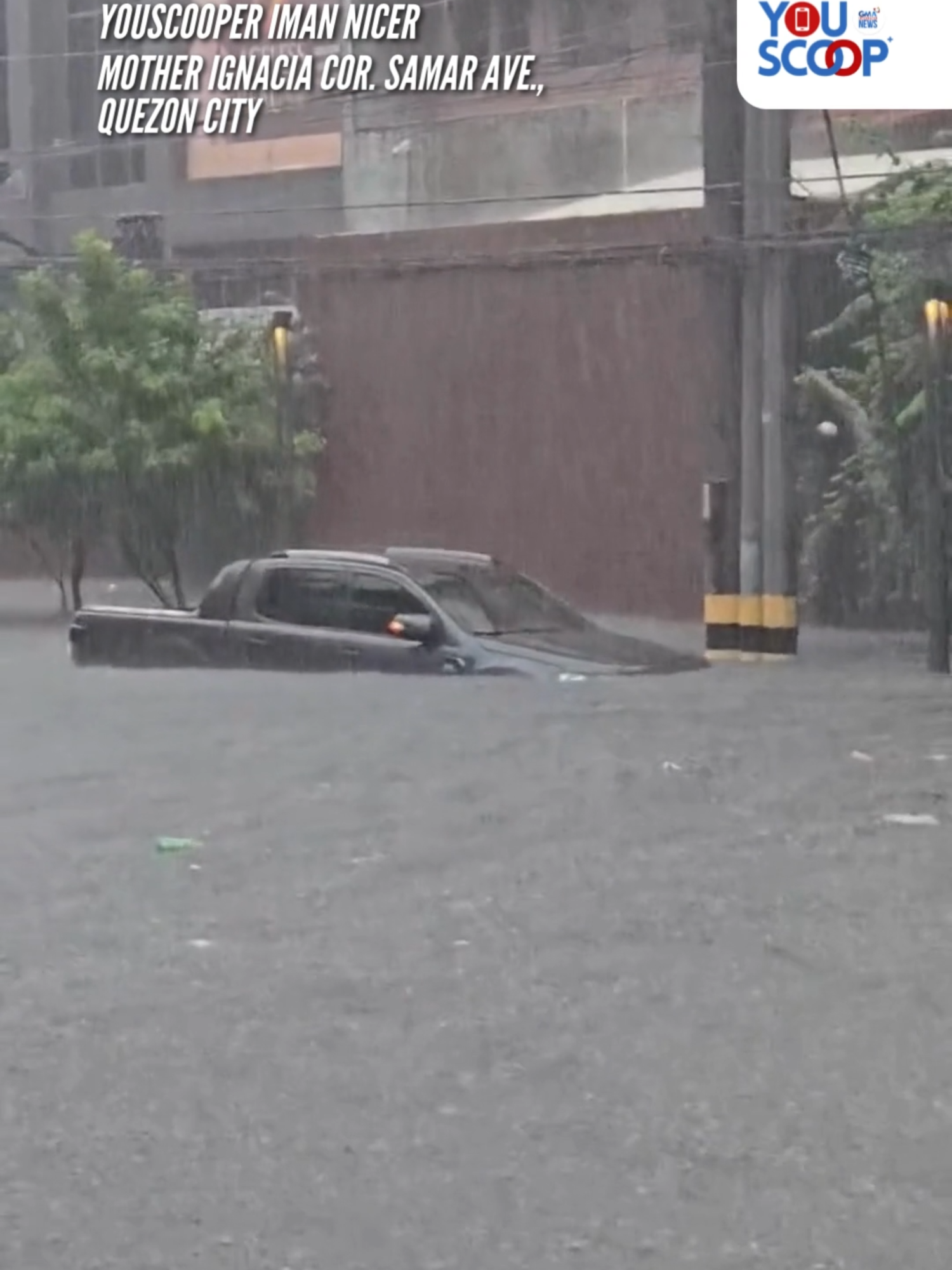 PANOORIN: Palutang-lutang na ang isang sasakyan sa bahagi ng Mother Ignacia cor. Samar Ave. sa Quezon City dahil sa mataas na baha dulot ng tuloy-tuloy at malakas na pag-ulan ngayong hapon, August 30, 2025, base sa video na kuha ni YouScooper Iman Nicer. #YouScoop #GMANews COURTESY: YouScooper Iman Nicer