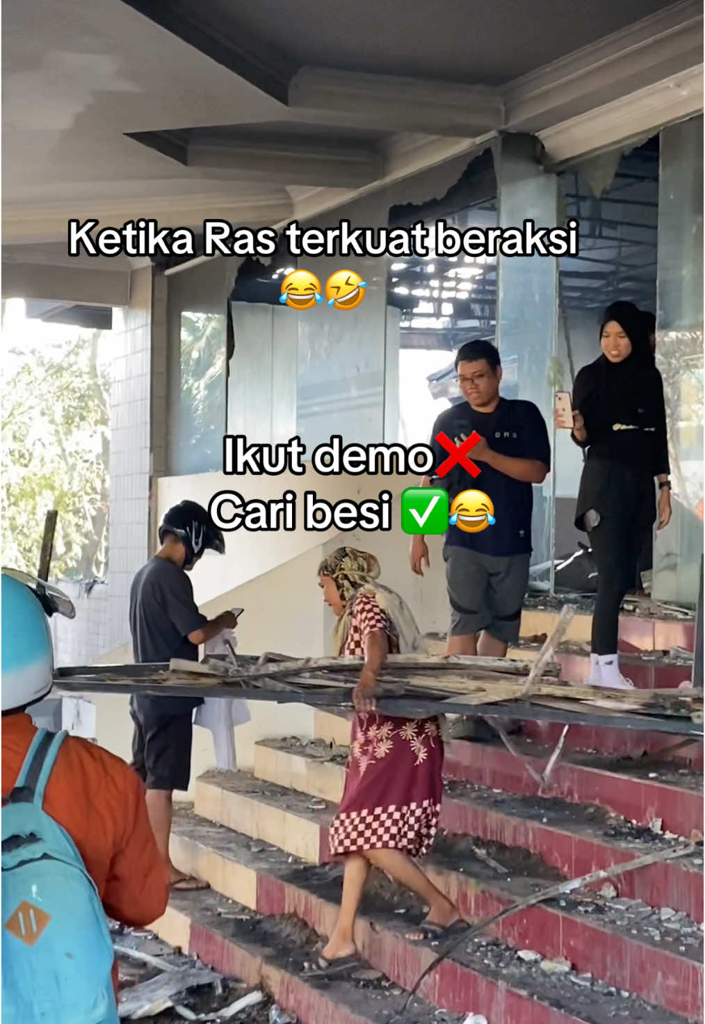 Ketika ras terkuat sdh turun 😂 #demodpr #democore #rakyat #rasterkuatdibumi #indonesia🇮🇩 #hiduprakyatindonesia #hidupperempuanindonesia #viral #fyppppppppppppppppppppppp 